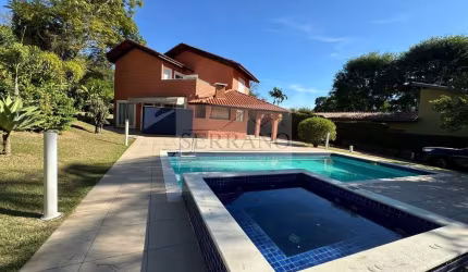 Casa em Condomínio de Luxo em Vinhedo-SP: Imóvel com 3 Suítes, 2 Salas e 5 Vagas - Imperdível!