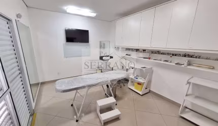 Salão Comercial de Alto Padrão para Locação no Centro de Vinhedo-SP: 4 Salas, 2 Banheiros e 127m² de Área.