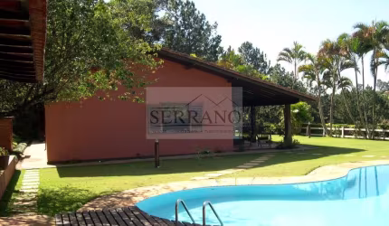 Imponente casa em condomínio de luxo em Vinhedo-SP, bairro Caixa D´água: 4 quartos, 2 suítes, 3 salas, 4 banheiros, 12 vagas, 550 m².