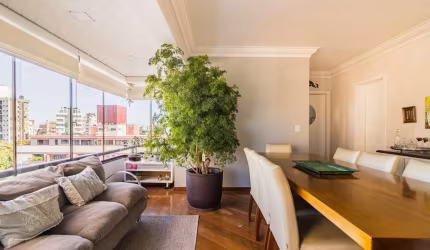 Apartamento - 200m² com 1 suíte e 3 dormitórios no bairro Petrópolis.