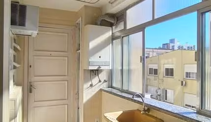 Excelente apartamento 3 Dormitório uma Suíte living com 2 Ambientes e uma vaga coberta.