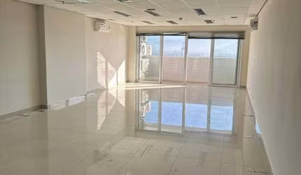 LOCAÇÃO | SALA COMERCIAL | SACADA | COPA | 2 WCS | 2 VAGAS | 94 m² | CENTRO