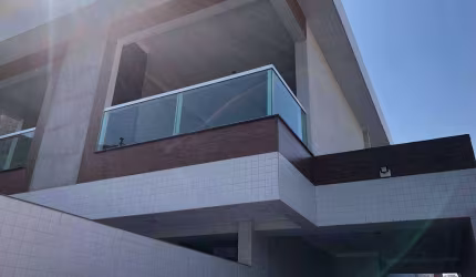 SOBREPOSTA TÉRREA 3 DORMITÓRIOS SUÍTES LAVABO 2 VAGAS QUINTAL 115 m² MARAPÉ