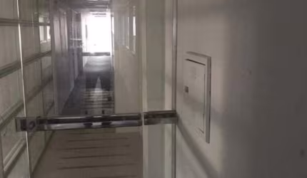 SALAS COMERCIAIS NO CENTRO DE SANTOS EM EDIFÍCO COM ELEVADOR