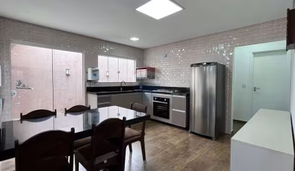 Excelente casa de 4 quartos com 1 suíte à venda no bairro Atami, a 5 km da Ilha do Mel. Totalmente MOBILIADA!