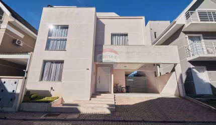 LINDA RESIDÊNCIA COM ELEVADOR EM CONDOMÍNIO
