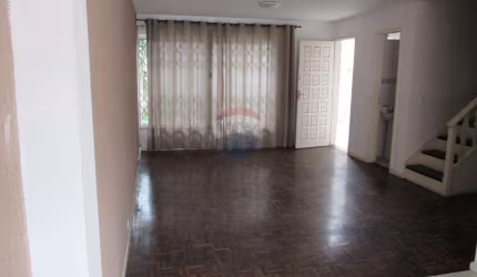 Sobrado em Excelente Localização, 03 quartos com suíte