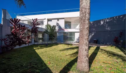 Luxuosa Casa no Hugo Lange: Seu Refúgio dos Sonhos