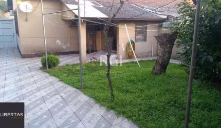 Casa de 3 dormitórios, vagas e pátio - Passo da Areia