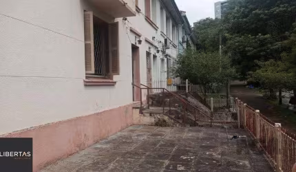 Sobrado no bairro Petrópolis com amplo terreno