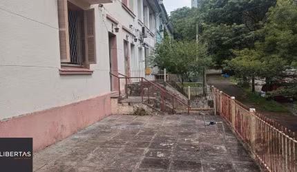 Sobrado no bairro Petrópolis com 4 dormitórios e amplo pátio