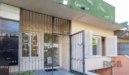 Casa no bairro Petrópolis de 3 dormitórios e 4 vagas