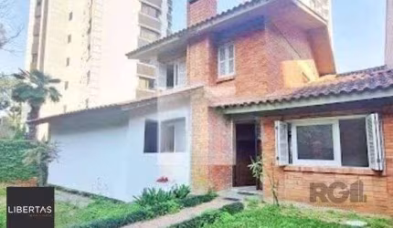 Casa com 4 dormitórios e 2 vagas para alugar