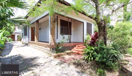 Casa mista com 4 dormitórios, 2 banheiros, 1 lavabo e 3 vagas a uma quadra da Av