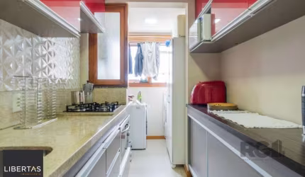 Ótimo apartamento, reformado , dois dormitórios e uma suíte, vaga escriturada.