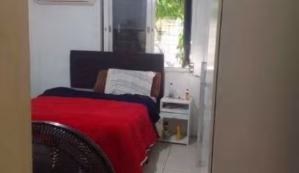 Casa em Porto Alegre, no bairro Guarujá, com 2 dormitório(s), e 2 banheiros, à v