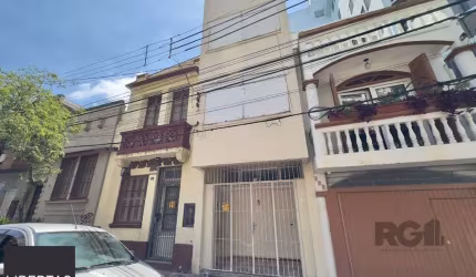 CASA COM 4 DORMITÓRIOS E PÁTIO COM CHURRASQUEIRA NO CENTRO HISTÓRICO