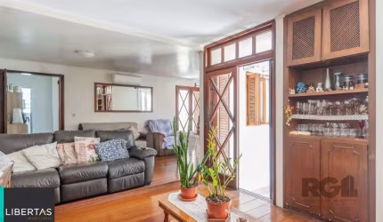 Casa com 4 dormitórios no bairro Gloria