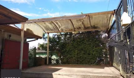 Casa 2 dormitórios, sala, banheiro garagem coberta, terreno 694m² bairro Camaquã