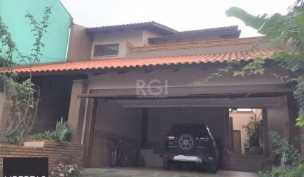 Casa de 270m² - 3 dormitórios, 1 suíte, churrasqueira, pátio e 3 vagas de garage