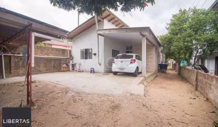 Casa com 3 dormitórios, 2 suítes, amplo pátio e 2 vagas de garagem na Zona Norte