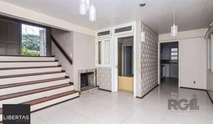 Excelente casa de 147m² com 3 dormitórios, 4 vagas e 1 piscina.