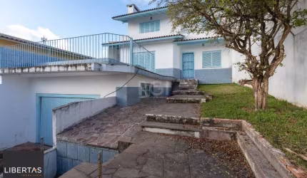Casa com piscina em localização nobre no bairro Tristeza com vista para Rio Guaí