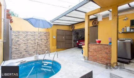 Sobrado, 3 quartos, 2 banheiros, pátio, 2 vagas, piscina - Bairro Vila Nova