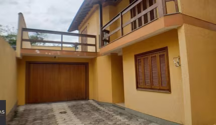 Casa para Venda - 164m², 2 dormitórios, sendo 1 suites, 2 vagas - Guarujá