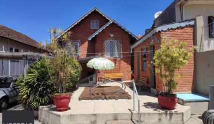 Casa para Venda - 142.8m², 4 dormitórios, 5 vagas - Teresópolis