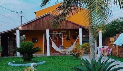 Casa com Piscina no bairro Lami