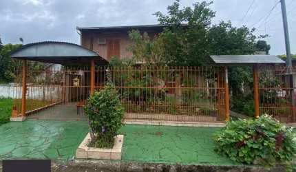 Ótima casa de dois pavimentos localizada no Bairro Restinga