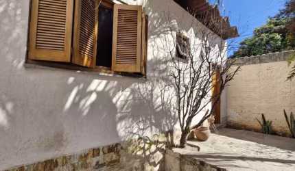 Casa de quatro dormitórios no Bairro Camaquã