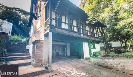 Casa Rústica (Enxaimel) com 3 pisos e pátios amplos.