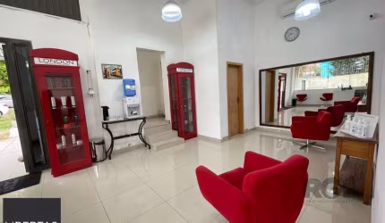 Prédio comercial 225m², com 5 lojas individuais, pé direito alto - ótima localiz