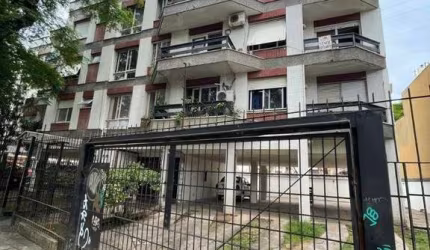 Apartamento de 2 dormitórios sendo um com sacada e garagem para 2 carros.