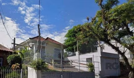 Casa 3 dormitórios,  1 vaga de garagem ampla e coberta.  Possui edícula com 3 pe