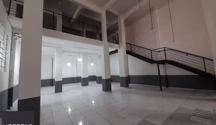Depósito de 600m², mezanino, elétrica e hidráulica reformada