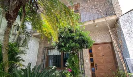 CASA AMPLA 3 DORMITÓRIOS NO ANDAR SUPERIOR NA CIDADE BAIXA .