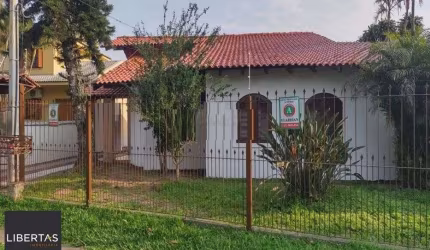Casa no Guarujá de 4 dormitórios e 4 vagas