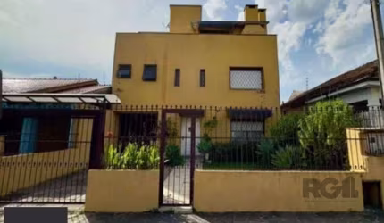 Casa sobrado no Partenon de 5 dormitórios