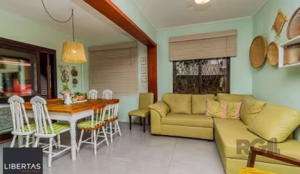 Impecável casa no bairro Medianeira. Living de 3 ambientes com lareira. Com 4 do