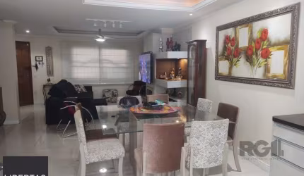 Linda Casa de Três Pavimentos, Finamente Decorada, Pronta para Morar!