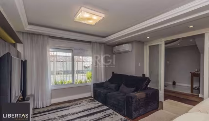 Casa à venda - 230m², 4 quartos, sendo 2 suítes, churrasqueira,  piscina e 03 va