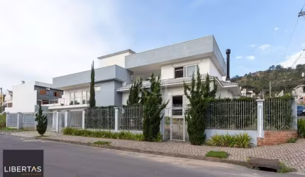 Casa para Venda - 377m², 4 dormitórios, sendo 3 suites, 3 vagas - Guarujá