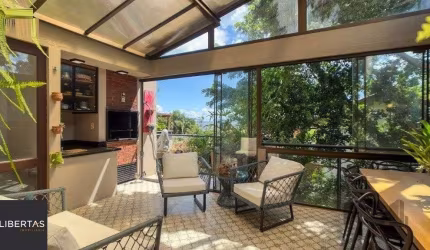 Vende-se ampla casa em condomínio com 3 dorm sendo 2 suítes, com 2 vagas e terra