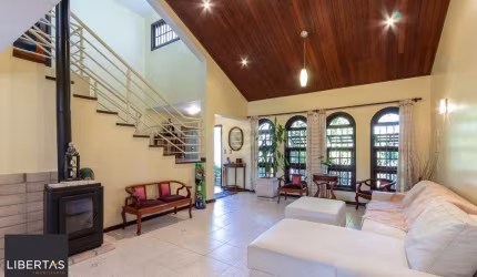 Casa para Venda - 308.25m², 3 dormitórios, sendo 1 suites, 5 vagas - Cristal