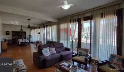 Apartamento de 4 dormitórios, 2 suítes, living amplo e arejado com sacada.