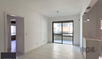 COBERTURA COM 174M², DE FRENTE, 3 DORMITÓRIOS, EM ÓTIMA LOCALIZAÇÃO NO MENINO DE