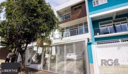 Casa para Venda - 300m², 3 dormitórios, sendo 1 suites, 4 vagas - Teresópolis